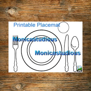 Könnte beinhalten: Druckbarer Platzdeckchen mit einem Teller, einer Gabel, einem Messer und einem Löffel. Das Platzdeckchen ist weiß mit schwarzen Umrissen des Bestecks. Der Text "Printable Placemat" und "Monicastudious" ist in Blau auf dem Platzdeckchen geschrieben.