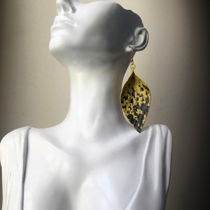 Orecchini in pelle con stampa serpente, orecchini di tendenza in pelle, gioielli di tendenza