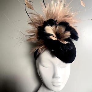 Tocado de plumas de gamuza, tocado de flores de plumas, sombrero Ascot, sombrero del Derby de Kentucky, tocado de boda, tocado llamativo,