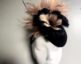 Wildleder Feder Fascinator, Fascinator, Federn Blume Fascinator, Ascot Hut, Kentucky Derby Hut, Hochzeit Kopfschmuck