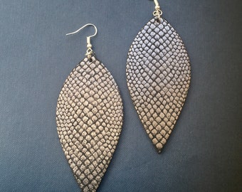 Brincos de prata metálica com estampa de cobra de 4 polegadas, brincos de couro com estampa de cobra, brincos de destaque, joias de festa,