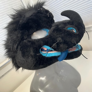 Cabeza de disfraz de dragón en proceso de trabajo sin terminar. Base de cabeza de dinosaurio raptor peludo. Fursona de dinosaurio lista para la base de cabeza peluda.
