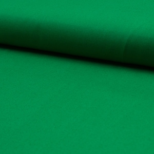 以下が含まれることがあります： 無地の緑色の生地見本。生地は滑らかで絹のような質感です。