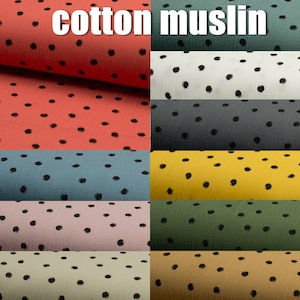 Puede incluir: Una colecci&oacute;n de muestras de tela de muselina de algod&oacute;n con lunares negros en varios colores, incluyendo coral, azul verdoso, rubor, beige, gris, amarillo y verde. La tela es suave y ligera, lo que la hace ideal para proyectos de costura como mantas para beb&eacute;s, ropa y accesorios.