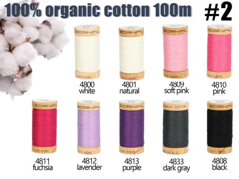 K&ouml;nnte beinhalten: Neun Garnrollen aus 100% Bio-Baumwolle von Scanfil, jeweils 100m lang, beschriftet mit #2. Die Farben umfassen Wei&szlig;, Natur, Zartrosa, Pink, Fuchsia, Lavendel, Lila, Dunkelgrau und Schwarz. Jede Holzspule zeigt den Markennamen und Farbcode.