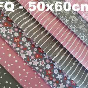 Op de afbeelding: Een set van zes stoffen vierkanten, elk met een ander patroon. De stoffen zijn roze en grijs met witte accenten. De patronen omvatten stippen, strepen, bloemen en geometrische ontwerpen. De stoffen vierkanten zijn gemarkeerd met "FQ - 50x60cm".