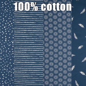 Op de afbeelding: Vier stofstalen in een diepblauwe kleur met verschillende witte patronen. De patronen zijn stippen, strepen, kleine witte bloemen en veren. De tekst "100% katoen" is in wit bovenaan de afbeelding gedrukt.