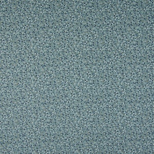 Op de afbeelding: Een blauwe stof met een wit en donkerblauw stippenpatroon.