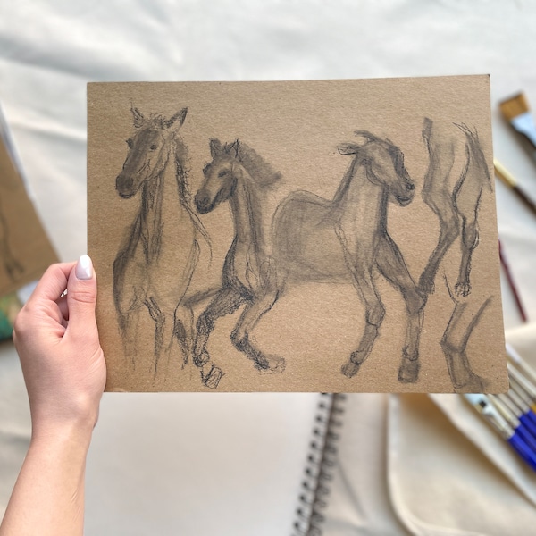 Dessin de cheval au galop sur papier kraft. Art de croquis original. Oeuvre au fusain.