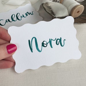Golvende witte plaatskaart / groenblauw / roze / helder briefpapier voor zomerbruiloft / handgeschreven / penseelbelettering