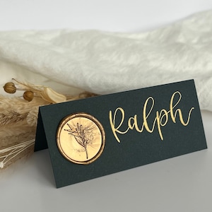 Donkergroene naamkaartjes / Gouden lakzegels / Naamkaartjes kalligrafie / Naamkaartjes bruiloft / Klassiek / Handgeschreven