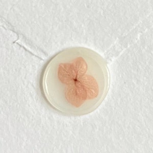 Autocollants à cacheter en cire/Cire en cire vélin avec pétales roses/Fleur séchée rose/Cache de cire d'invitation à un mariage pour enveloppe/Autocollant vélin