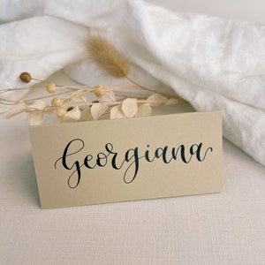 Naamkaartjes bruiloft / handgeschreven beige naamkaartjes / bruiloft kalligrafie / tafeldecoratie bruiloft / briefpapier voor de dag / naamkaartjes bruiloft