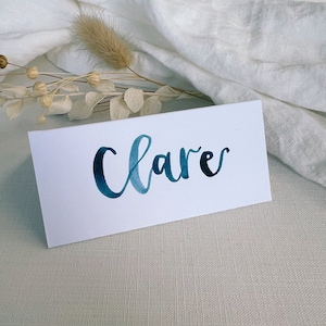 Tarjeta de lugar blanca / Tarjeta de nombre para boda / Decoración de lugar con nombre en letras de pincel / Papelería de boda moderna