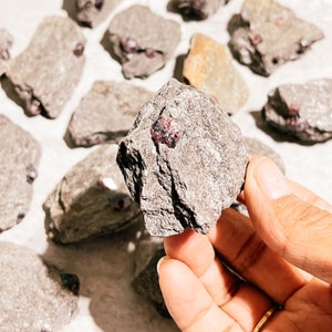 Almandine garnet 1pc