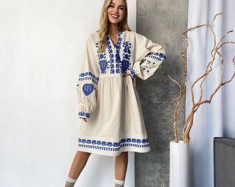 Robe brodée, robe Vishivanka, robe blanche de l'Ukraine, vêtements nationaux de l'Ukraine, cadeau Ukraine, robe brodée de l'Ukraine, vishivanka