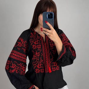 Zwarte en rode geborduurde blouse, vishivanka, Oekraïense damesblouse, geborduurde damesjurk, gemaakt in Oekraïne, handgemaakte geborduurde kleding,