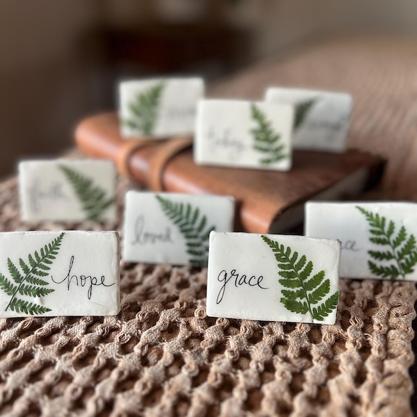 Mot personnalisé de l'année, carreau de mots en argile, petite plaque de bureau motivante fabriquée à la main, message d'encouragement manuscrit avec fougère pressée