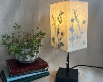 Desk lamp with real pressed wildflowers, handmade botanical home, naturalist style, spring decor, calming gift for mom, peaceful lighting