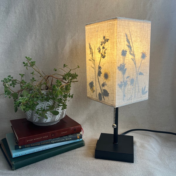 Desk lamp with real pressed wildflowers, handmade botanical home, naturalist style, spring decor, calming gift for mom, peaceful lighting