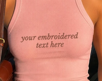 Individuell gesticktes Zitat Tank Top, ästhetischer gerippter Racer Tank, minimales gesticktes Shirt, personalisiertes Sommertop für Frauen