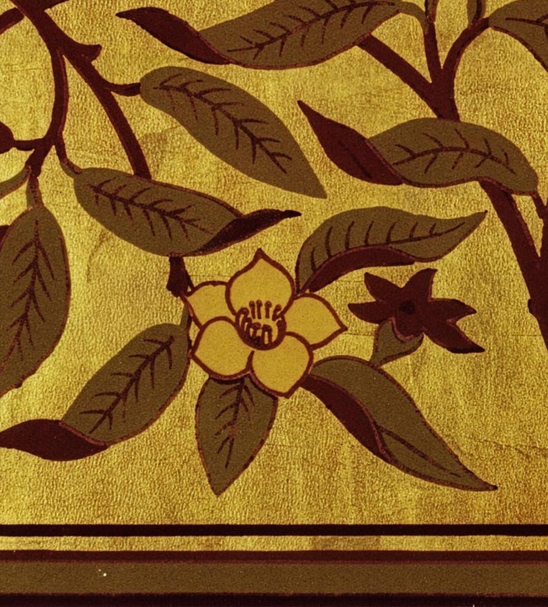 Pu&ograve; includere: Illustrazione botanica con sfondo dorato e design floreale e fogliare. L'immagine mostra un fiore giallo con foglie e rami marroni e verdi. Il design include un bordo marrone scuro nella parte inferiore.
