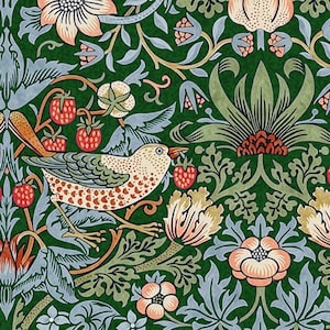 Pu&ograve; includere: Un intricato motivo floreale con un uccello tra fragole e foglie. Il design presenta uno sfondo verde scuro con dettagli blu, pesca e crema, creando un'illustrazione botanica vivace e complessa.
