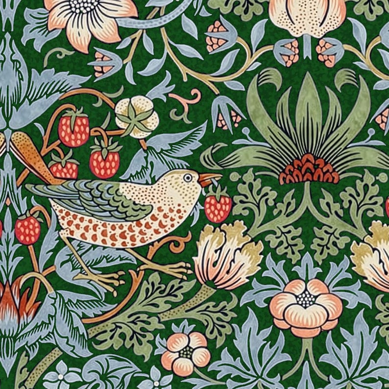 Pu&ograve; includere: Un intricato motivo floreale con un uccello tra fragole e foglie. Il design presenta uno sfondo verde scuro con dettagli blu, pesca e crema, creando un'illustrazione botanica vivace e complessa.