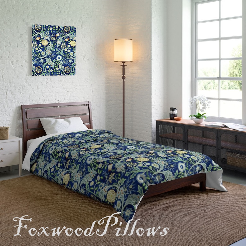 Puede incluir: Una funda n&oacute;rdica con estampado floral azul y verde sobre fondo blanco. La funda n&oacute;rdica est&aacute; en una cama con una cabecera de madera y una almohada blanca. La cama est&aacute; en una habitaci&oacute;n con una pared de ladrillo blanco, una l&aacute;mpara de pie y una ventana.