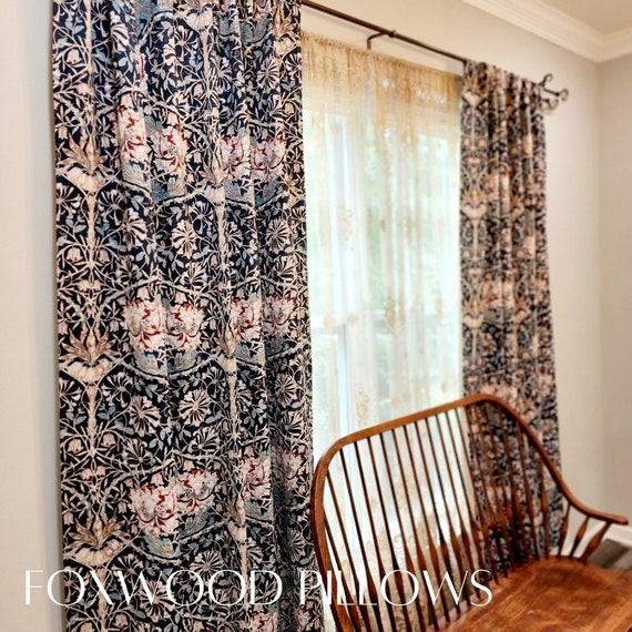 ウィリアム・モリスの花柄カーテン：ブルー・ハニーサックルのドレープ