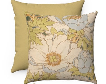 Puede incluir: Dos almohadas decorativas con un patrón floral. La almohada delantera presenta un fondo blanco con un gran diseño de flores azules y blancas. La almohada trasera es de color amarillo sólido.