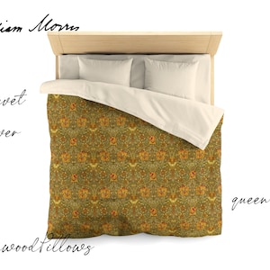以下が含まれることがあります： 緑、黄色、オレンジの色合いの花柄が施されたクイーンサイズの羽毛布団カバー。羽毛布団カバーには、スタイリッシュな花と葉の繰り返しパターンが施されています。画像の上部には、「ウィリアム・モリス」というテキストが筆記体で書かれています。画像の左側には、「羽毛布団カバー」というテキストが筆記体で書かれています。画像の下部には、「フォックスウッドピロー」というテキストが筆記体で書かれています。画像の右側には、「クイーン」というテキストが筆記体で書かれています。
