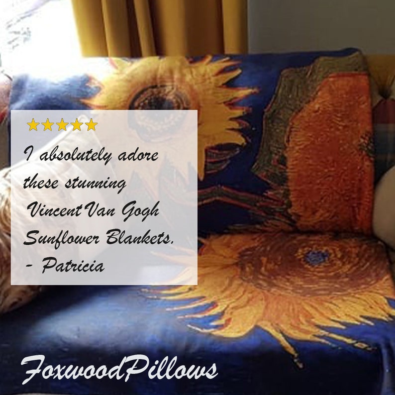 Pu&ograve; includere: Una coperta blu con una stampa di girasoli ispirata alle opere d'arte di Vincent Van Gogh. La coperta presenta una citazione di un cliente: "Adoro assolutamente queste splendide coperte di girasoli di Vincent Van Gogh. - Patricia" e il testo "Foxwood Pillows".