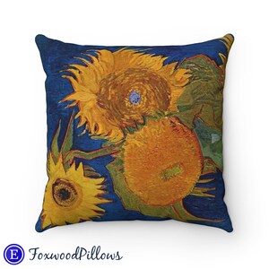 Pu&ograve; includere: Un cuscino decorativo con un dipinto di girasoli in tonalit&agrave; di giallo, arancione e marrone su uno sfondo blu scuro. Il dipinto ricorda lo stile di Vincent van Gogh.