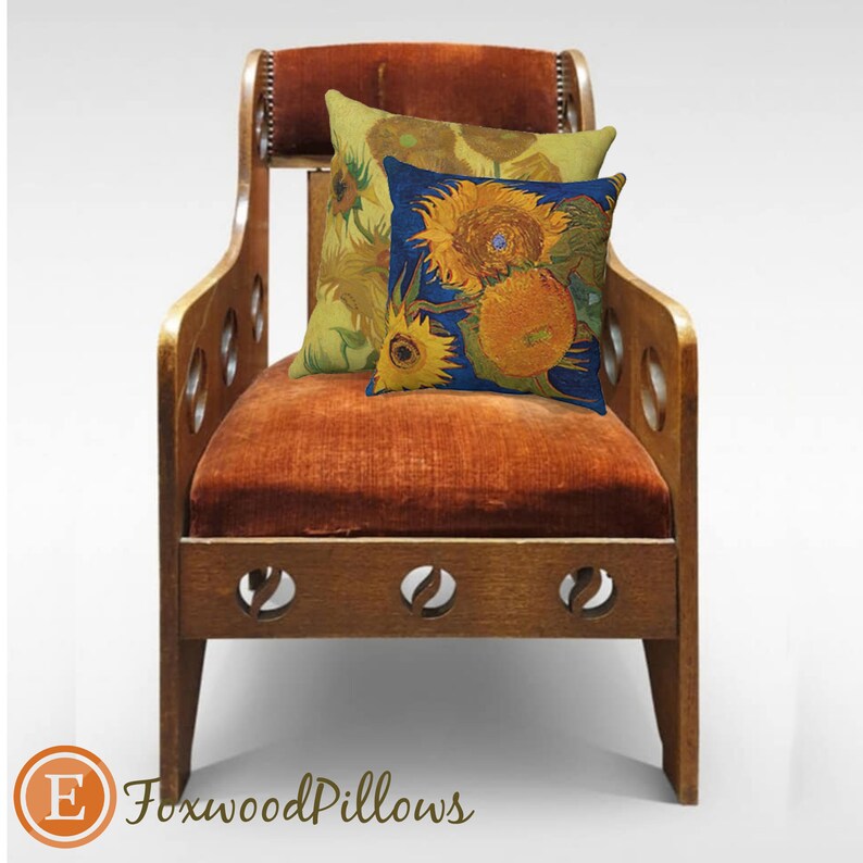 Pu&ograve; includere: Una poltrona in legno con una seduta in velluto marrone e due cuscini. I cuscini presentano un motivo a girasole. La poltrona ha un design unico con tagli circolari nella parte posteriore e sui lati. La poltrona &egrave; davanti a uno sfondo bianco.