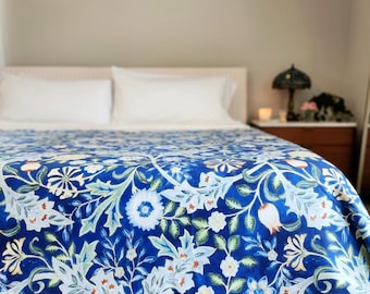 Blauwe William Morris-dekbedovertrek met bloemen • Beddengoedset Botanical Arts and Crafts • Vintage cottagecore-slaapkamerdecoratie • Slaapkamer met blauwe bloemen
