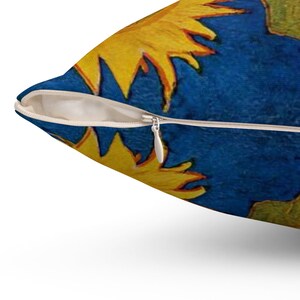Pu&ograve; includere: Un cuscino decorativo con chiusura a zip presenta un motivo ripetitivo di girasoli gialli su uno sfondo blu.