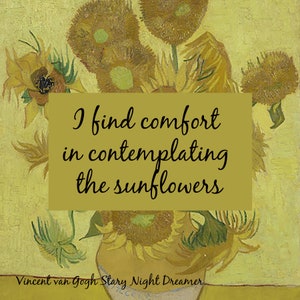 Pu&ograve; includere: Un dipinto di girasoli in un vaso con il testo "Trovo conforto nel contemplare i girasoli" e il nome dell'artista "Vincent van Gogh Starry Night Dreamer".