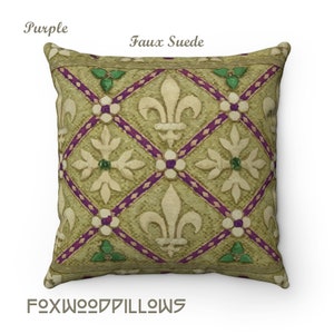 Peut inclure: Un coussin carré avec un motif floral vert, blanc et violet. Le coussin est en faux suède et présente un motif répétitif de fleurs de lys et de fleurs stylisées. Le texte "FOXWOODPILLOWS" est imprimé au bas du coussin.