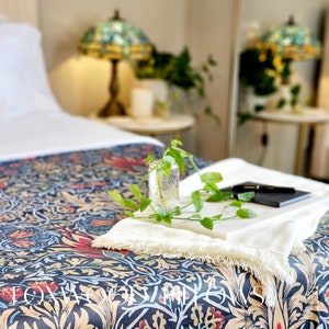 Handgenähter Bettbezug aus Baumwollsatin: William Morris Floral Tagesdecke