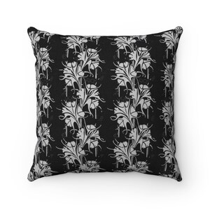 Almofada Floral Art Nouveau: Almofada Decorativa em Preto e Branco com Tema Artesanato