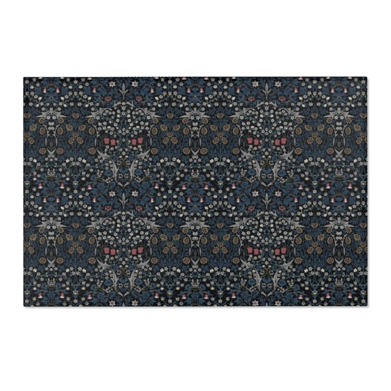 Puede incluir: Una alfombra azul oscuro con un patr&oacute;n floral repetitivo en tonos de blanco, rosa y verde. El patr&oacute;n presenta flores, hojas y p&aacute;jaros estilizados.