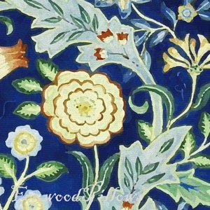 Puede incluir: Una pintura de acuarela de un patr&oacute;n floral sobre un fondo azul oscuro. El patr&oacute;n presenta flores blancas, amarillas y verdes con acentos marrones.