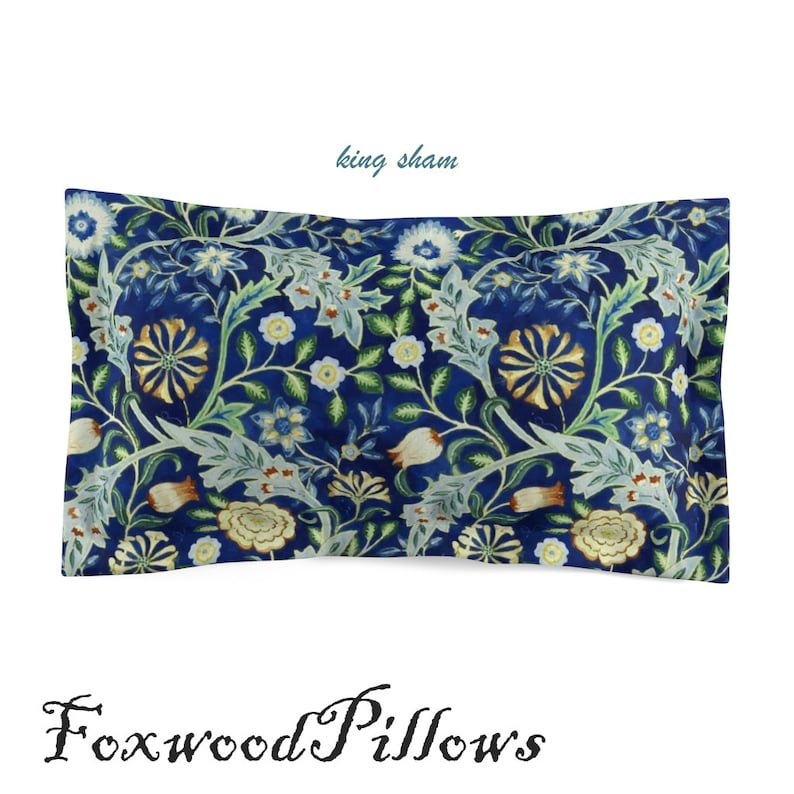 Puede incluir: Una funda de almohada tama&ntilde;o king con fondo azul y un patr&oacute;n floral en tonos verdes, blancos y amarillos. El texto "king sham" est&aacute; escrito en azul sobre la almohada.