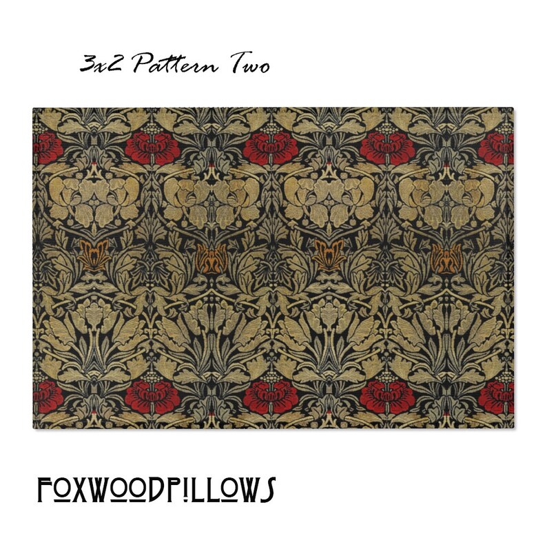 Puede incluir: Una tela con estampado negro y dorado con flores rojas. La tela tiene un patr&oacute;n repetitivo de flores y hojas estilizadas. El texto "3x2 Pattern Two" est&aacute; en la parte superior de la imagen.