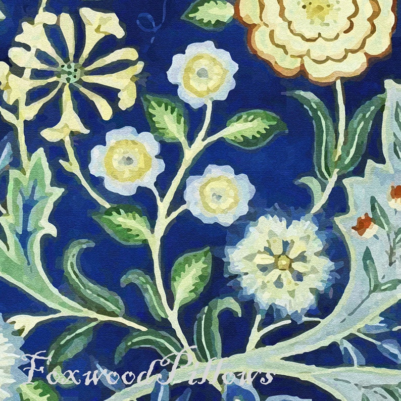 Puede incluir: Una pintura de acuarela de un patr&oacute;n floral sobre un fondo azul oscuro. Las flores son blancas con centros amarillos y hojas verdes. El patr&oacute;n se repite en toda la imagen.