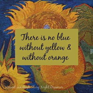 Pu&ograve; includere: Un dipinto di girasoli con una citazione sui colori blu, giallo e arancione. La citazione recita "Non c'&egrave; blu senza giallo e senza arancione". Il dipinto &egrave; firmato "Vincent van Gogh Stary Night Dreamer".