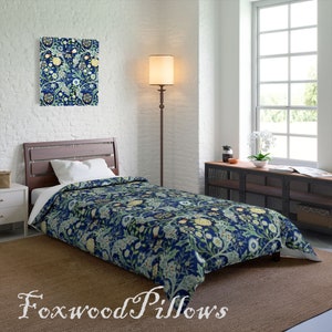 Puede incluir: Una funda n&oacute;rdica con estampado floral azul y verde sobre fondo blanco. La funda n&oacute;rdica est&aacute; en una cama con una cabecera de madera y una alfombra marr&oacute;n.