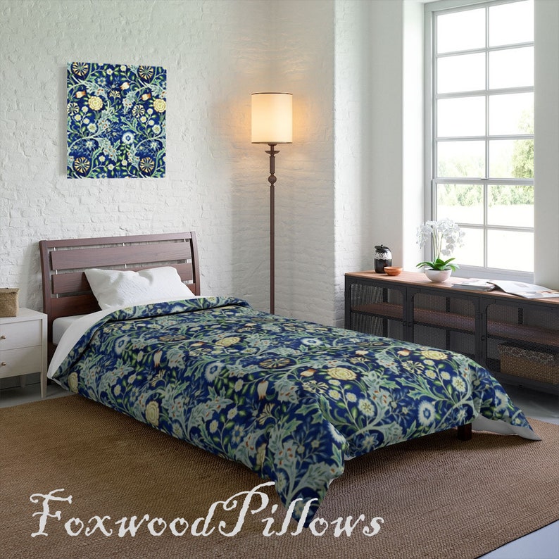 Puede incluir: Una funda n&oacute;rdica con estampado floral azul y verde sobre fondo blanco. La funda n&oacute;rdica est&aacute; en una cama con una cabecera de madera y una alfombra marr&oacute;n.