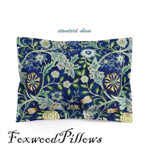 Puede incluir: Una funda de almohada est&aacute;ndar azul con un patr&oacute;n floral. La funda de almohada presenta un dise&ntilde;o repetitivo de flores blancas, amarillas y verdes sobre un fondo azul oscuro. El texto "standard sham" est&aacute; escrito en blanco sobre la funda de almohada.